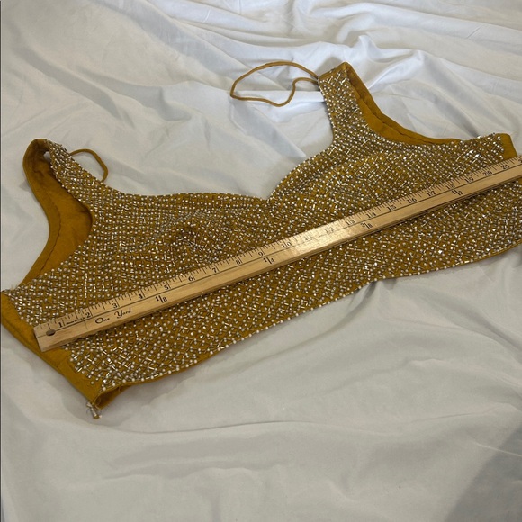 Lehenga charnyia choli yellow white gold. Net Duppatta
Pearls, sequins size L - Picture 10 of 17